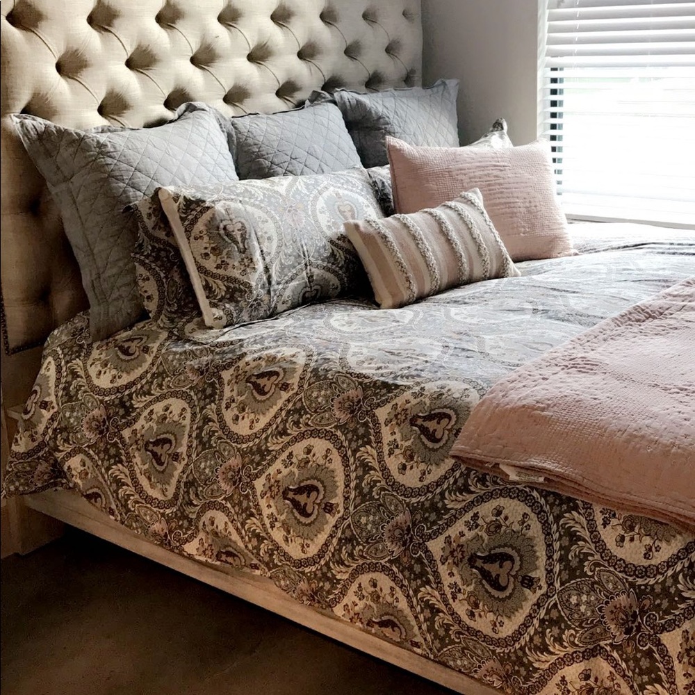 POTTERY BARN KING DUVET WITH 3 GRAY EURO PILLOWS